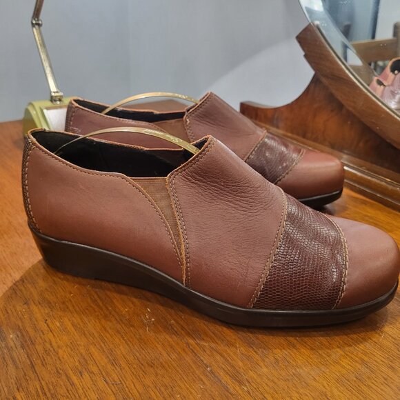 SAS Brown Leather Slip-on Loafers Size 9 Wide - Picture 2 of 6